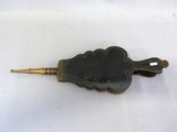un stylo noir et doré orné d'un nuage noir
