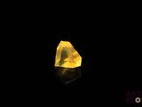 un diamant jaune sur fond noir