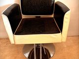 une chaise noire et blanche qui se trouve dans une pièce