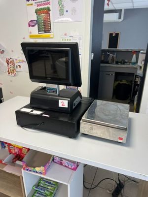 une photo d'un petit bureau avec un ordinateur posé sur un bureau