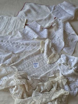 un tas de vêtements posé sur un lit