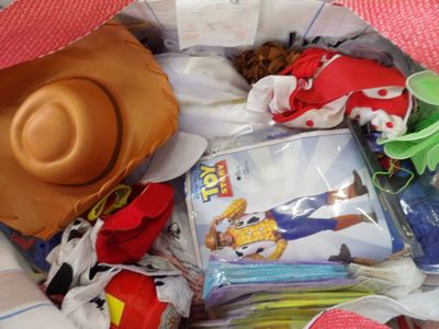 un panier rempli de jouets et un chapeau posé sur une table