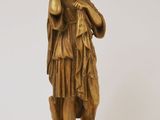 statue en bronze représentant une femme tenant une bouteille de vin