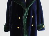 une photo d'un manteau bleu sur un présentoir pour mannequin