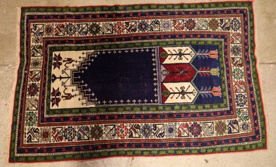 rug on the floor with a blue border and a red border