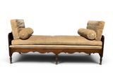 un banc en bois avec des coussins, sur fond blanc