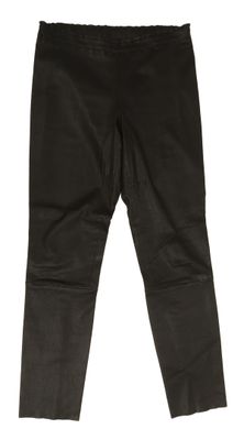 un pantalon noir sur fond blanc