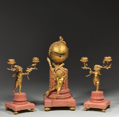 GARNITURE de CHEMINEE aux Amours Les chandeliers à deux bras…