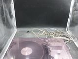 une platine avec un disque dessus, dans un coffret