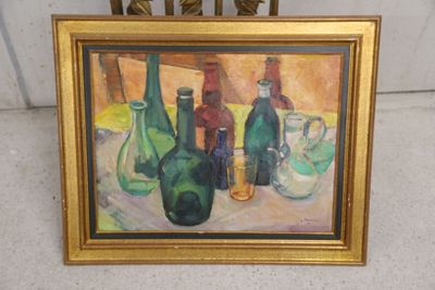 un tableau représentant des bouteilles et des vases posés sur une table