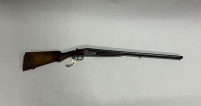 un fusil de chasse posé sur une surface blanche