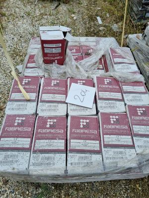 un grand nombre de cartons posés sur le sol