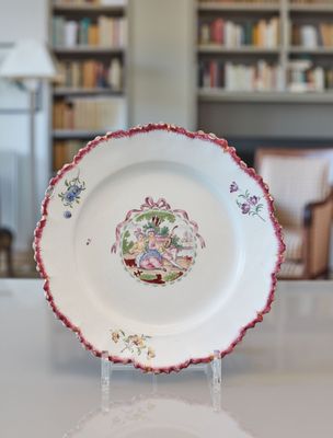 a plate that is sitting on a table in front of a bookshelf