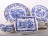 plusieurs assiettes et bols bleus et blancs décorés d'animaux