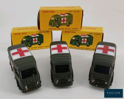 Quatre petites voitures sont alignées en rang devant une boîte.