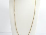 un collier à chaîne en or sur un mannequin mannequin mannequin mannequin mannequin mannequin mannequin mannequin mannequin mannequin