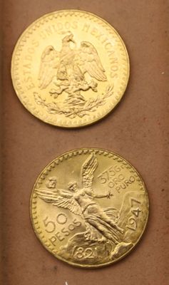 trois types différents de pièces d'or dans une boîte posée sur une table