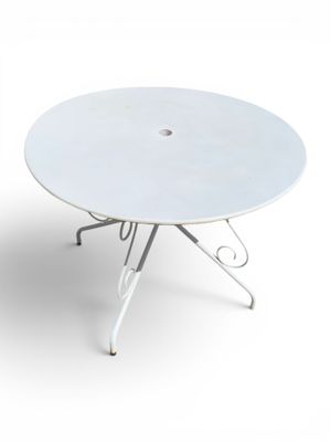 une image représentant une table blanche avec un plateau blanc et des pieds en métal