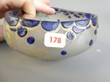 une personne qui tient un bol orné de fleurs bleues