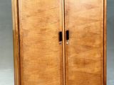 une image d'une armoire en bois avec deux portes