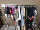 un portant sur lequel sont suspendus des vêtements