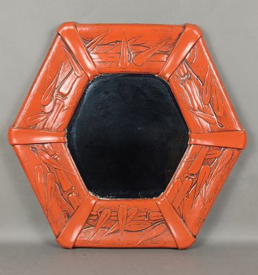 Miroir en laque orange, de forme hexagonale, à décor de bran…
