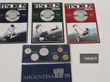 quatre livres posés sur une table, avec une pièce de monnaie dessus