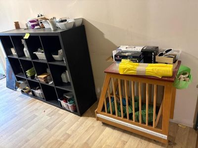 un parquet en bois massif dans une pièce équipée d'une bibliothèque et d'une table en bois