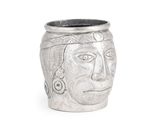 une image représentant un vase en argent orné d'un visage d'homme