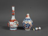 deux vases et un petit vase posés sur une surface grise