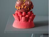 un gâteau posé sur une table