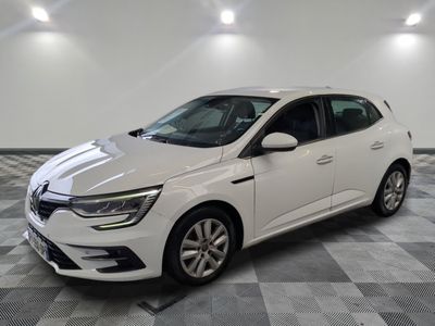 une voiture blanche garée dans une pièce au sol en damier