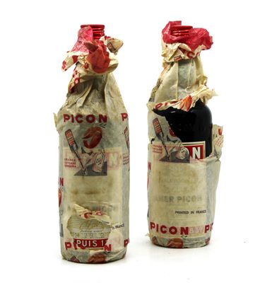 deux bouteilles de vin emballées dans du papier journal