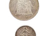 trois types différents de pièces d'argent sur fond blanc