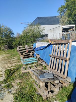 Ensemble des palettes bois situées sur le parc Mise à prix :…