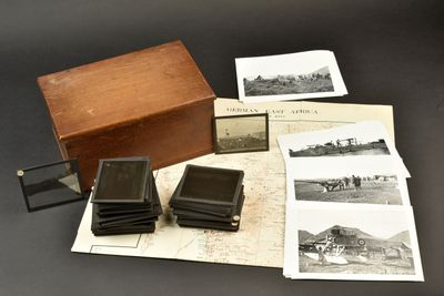 une boîte en bois sur laquelle sont posées plein de vieilles photos