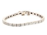 un bracelet en or blanc serti de diamants taille princesse