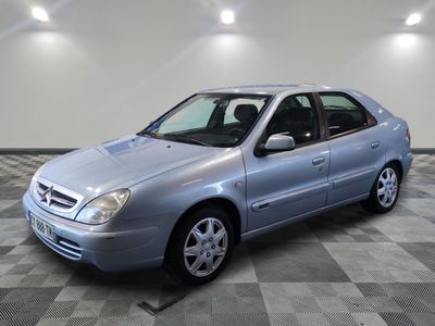 la photo d'une voiture argentée garée dans un garage