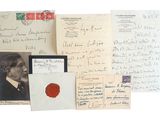 Plusieurs vieilles lettres et enveloppes sont disposées sur une surface blanche