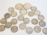 une pile de vieilles pièces d'argent sur une surface blanche