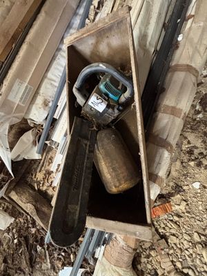 une photo d'une boîte contenant des outils