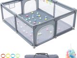 une photo d'un parc pour bébé avec des balles et un sac de jouets