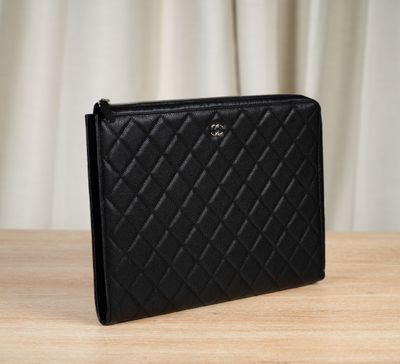 CHANEL Housse d'ordinateur en cuir caviar matelassé noir, fe… - Photo 1