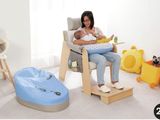 une femme assise sur une chaise haute, un bébé sur les genoux