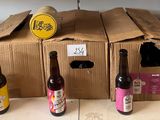 Plusieurs bouteilles de bière sont alignées sur une étagère dans un magasin