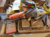 une boîte pleine d'outils posée sur une table