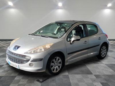 la petite voiture argentée est garée dans une grande pièce