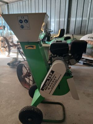 a small machine that is sitting in a garage