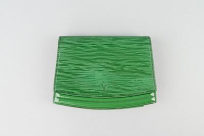 LOUIS VUITTON. Pochette en cuir épi vert à glisser sur la ce… - Photo 1