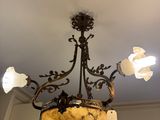un lustre suspendu au plafond d'une pièce